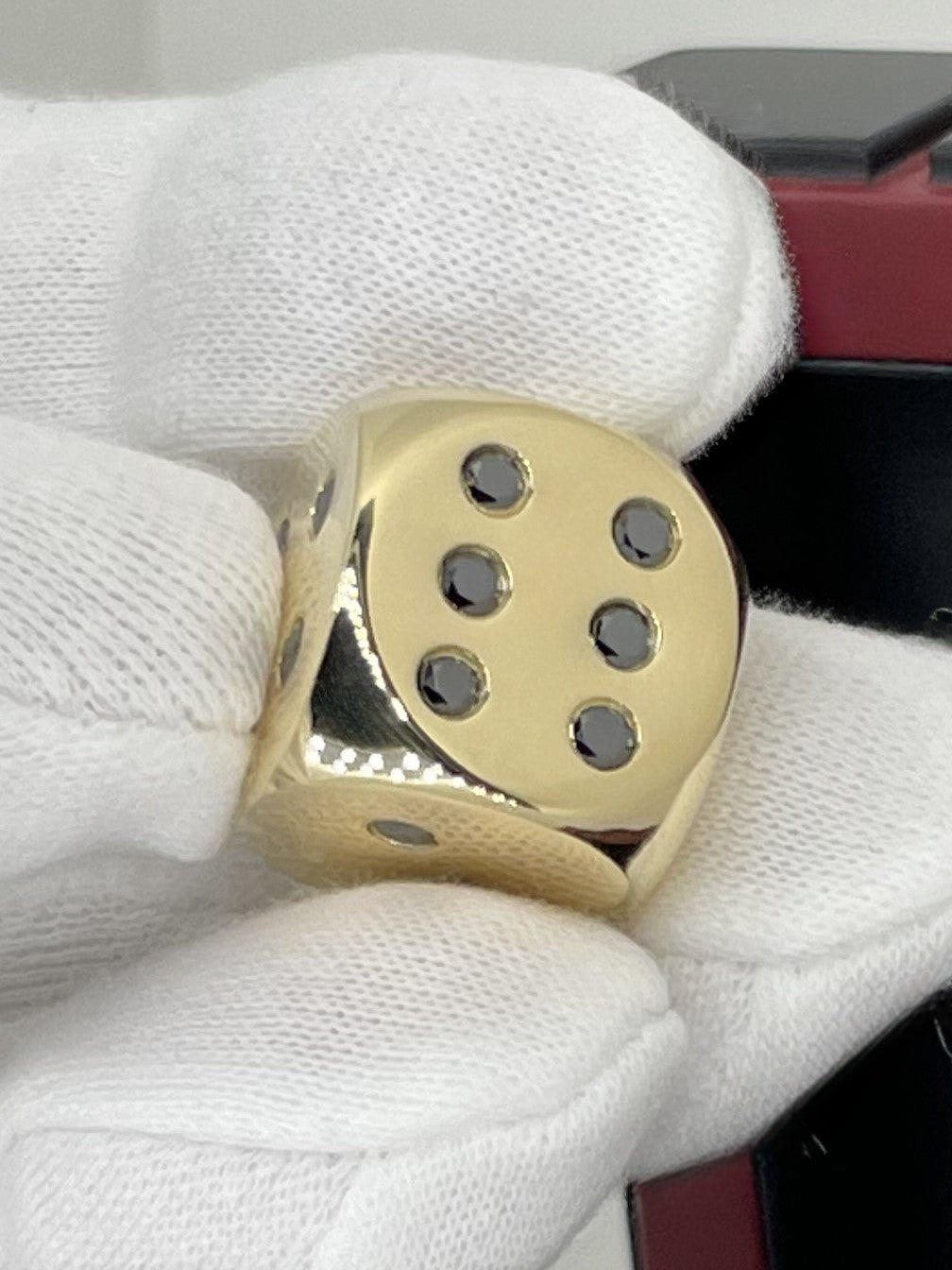 Würfel aus 18 Karat Gold mit 21 schwarzen Diamanten im Brillantschliff