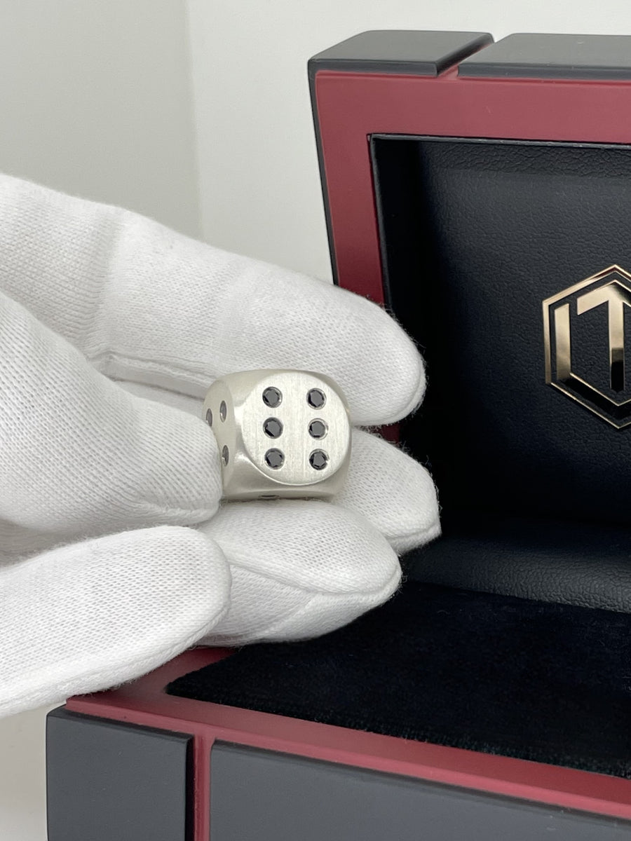 925 sterling silver cube set with 21 black diamonds. The classic, fully solid cube is unique on the market worldwide in terms of its size and properties! Valuable, exclusive and valuable! A must-have for players, collectors and investors!